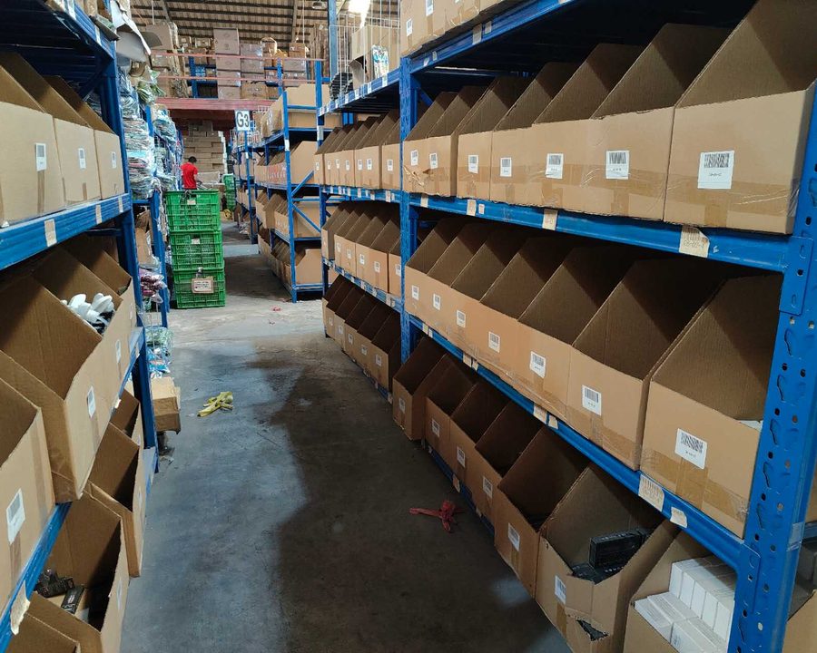 按 SKU 划分的斜口货位实景